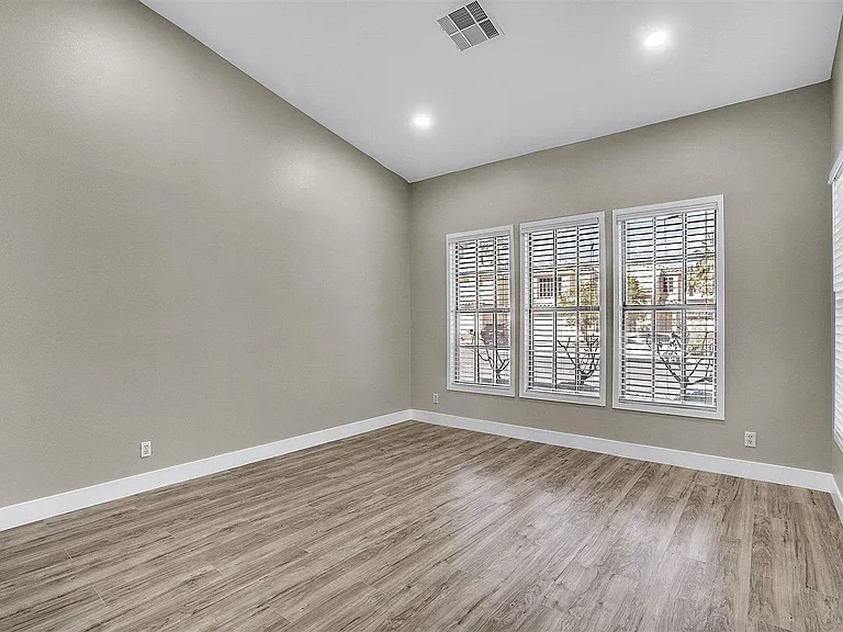 7705 Sea Wind Dr — Photo 2