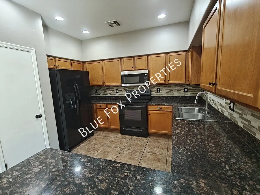 Building Photo - 250 E Calle Puente Azul