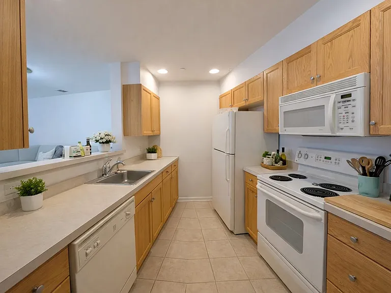 100 Woodcrest Ln #102 — Photo 3