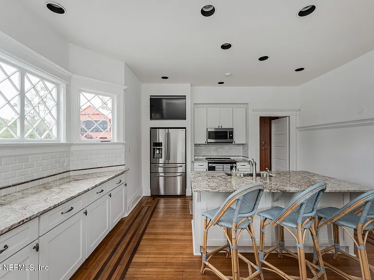 289 N Roscoe Blvd — Photo 12