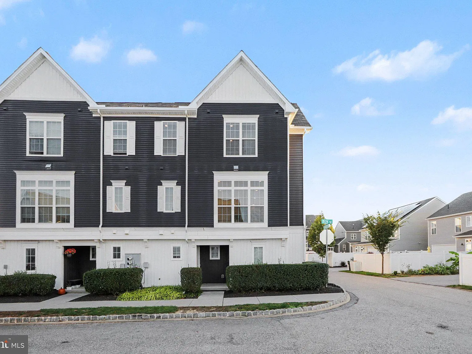 3 bed, 2.5 bath, 1775 sqft, $2,295 — Photo 3