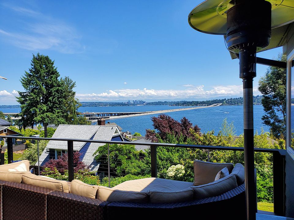 View from the deck of Lake Washington, I-90 Bridge,Downtown Bellevue and Mercer Island. Sectional Couch and Heated Outdoor Lamp