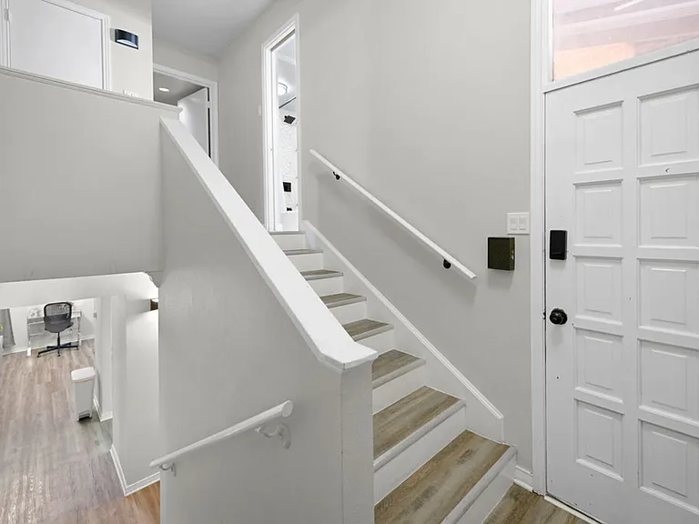 E Avenue J — Photo 10