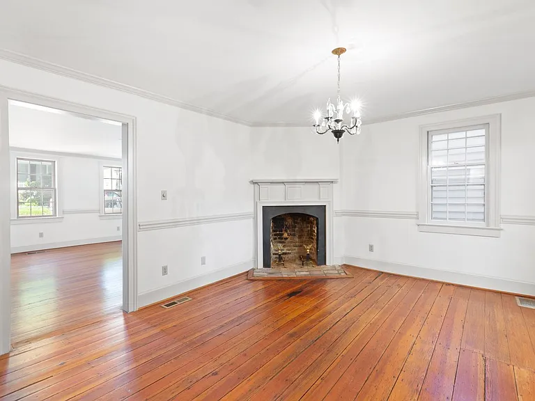 1307 Caroline St — Photo 8