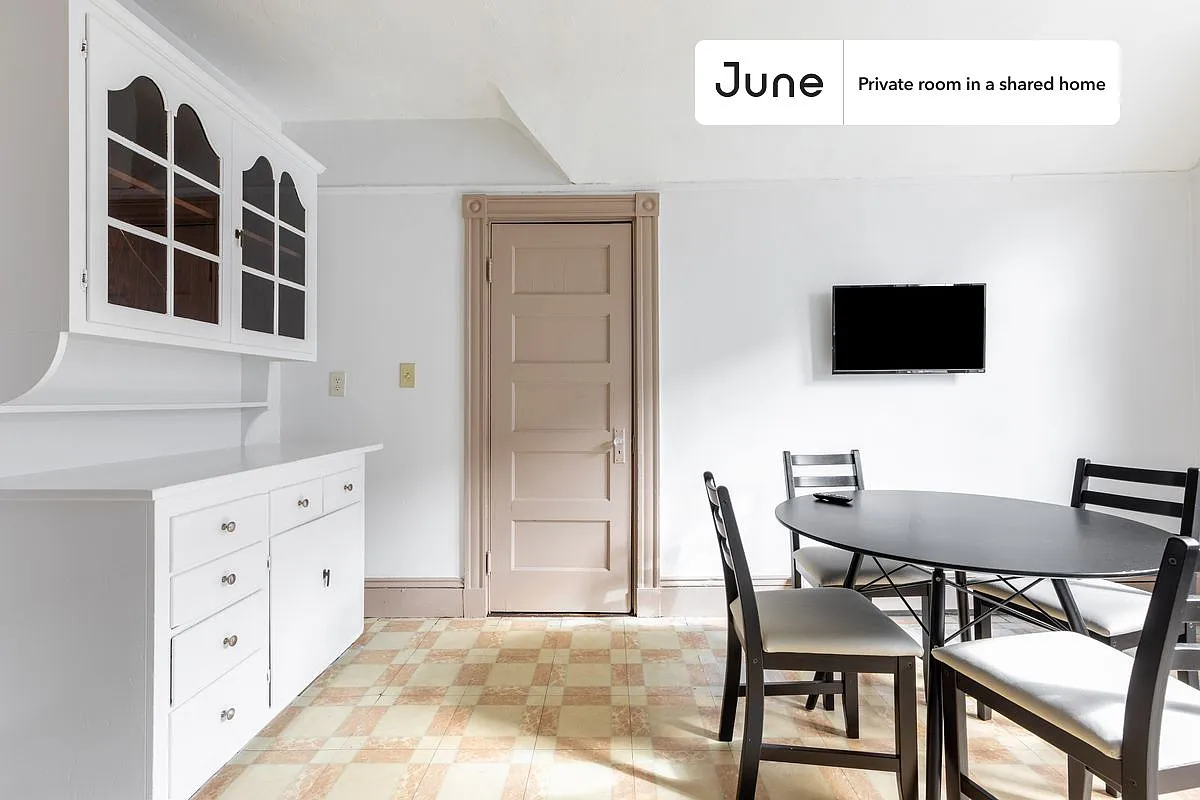 Queen bedroom in 3 bed/1 bath home in Roxbury #937 C — Photo 3