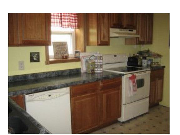 Glass cooktop on stove. Self-cleaning oven.