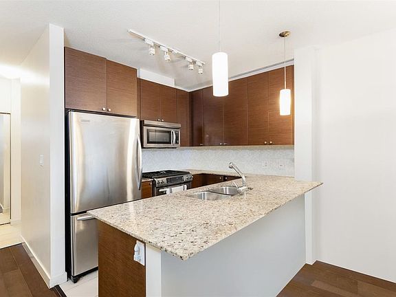 4th image of 400 Capilano Rd #601