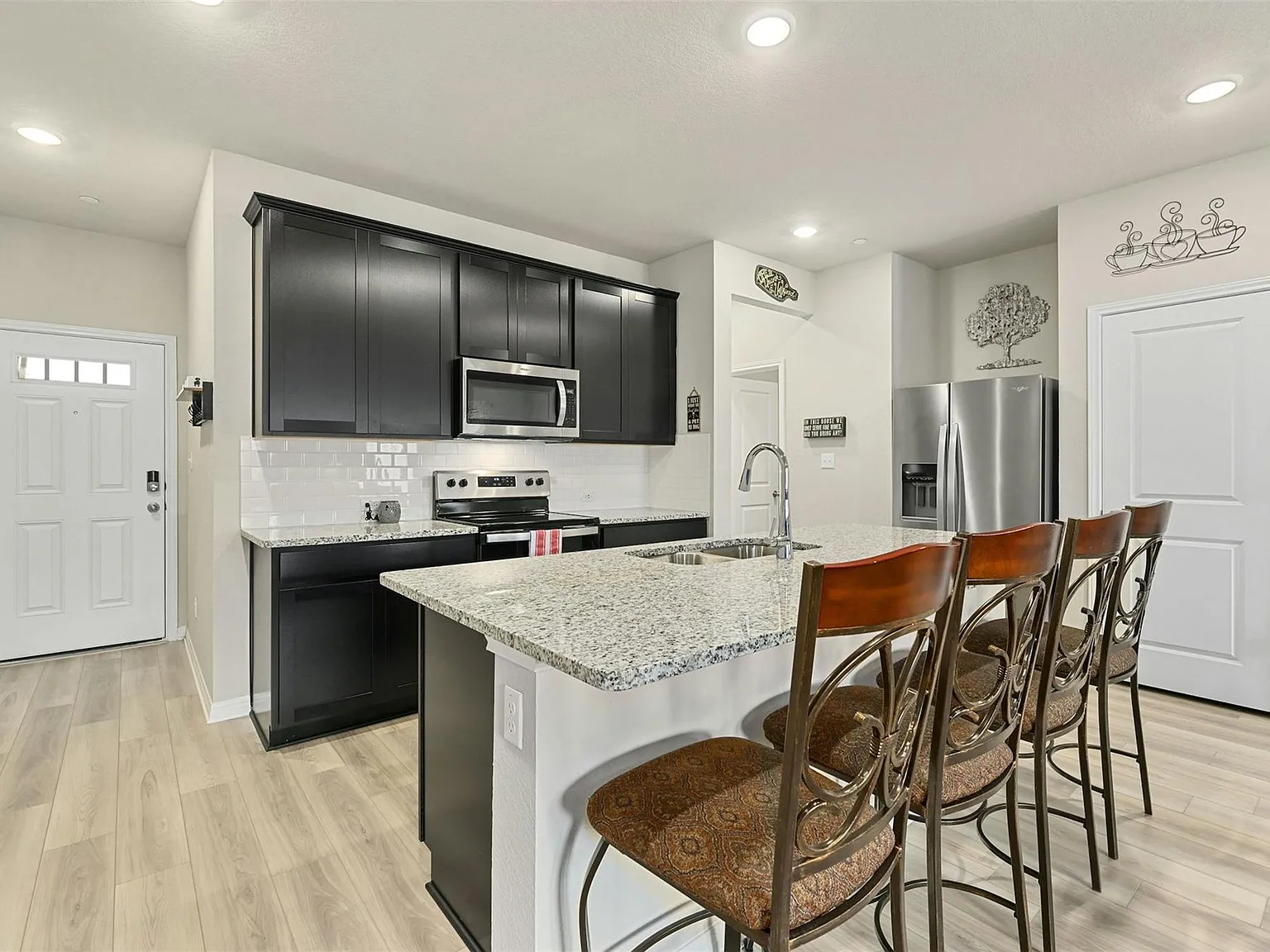 3 bed, 2.5 bath, 1718 sqft, $2,000 — Photo 4
