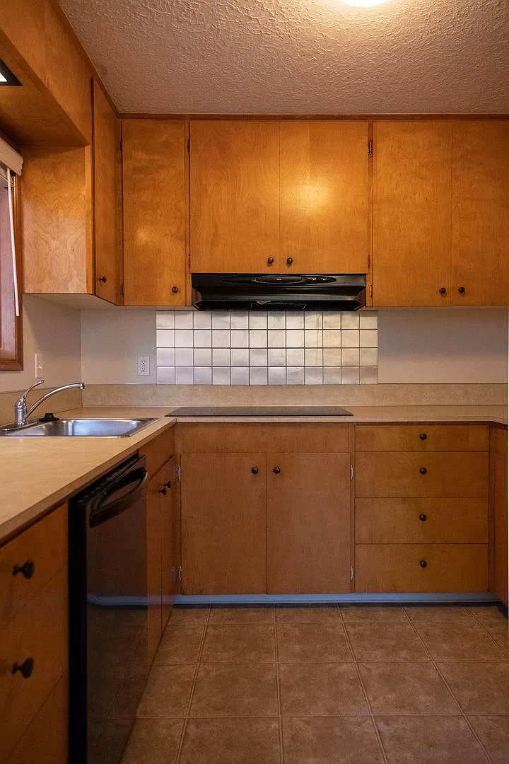|NEW| ~ Spacious Multnomah Village Oasis with Private Patio and Yard! ~ Accepting Applications Oc... — Photo 4