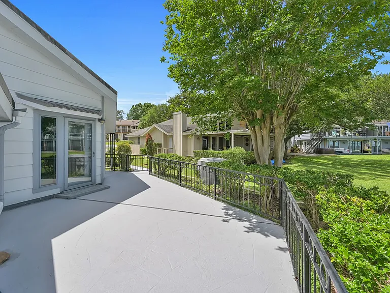 35 Lakeview Vlg — Photo 39
