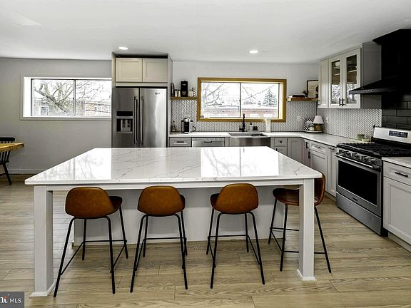 3rd image of 608 Artwood Dr