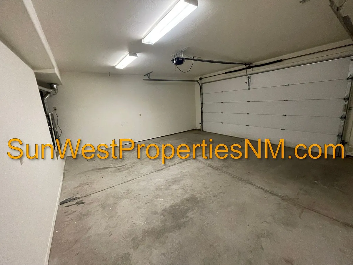 Building Photo - 553 E Zia St