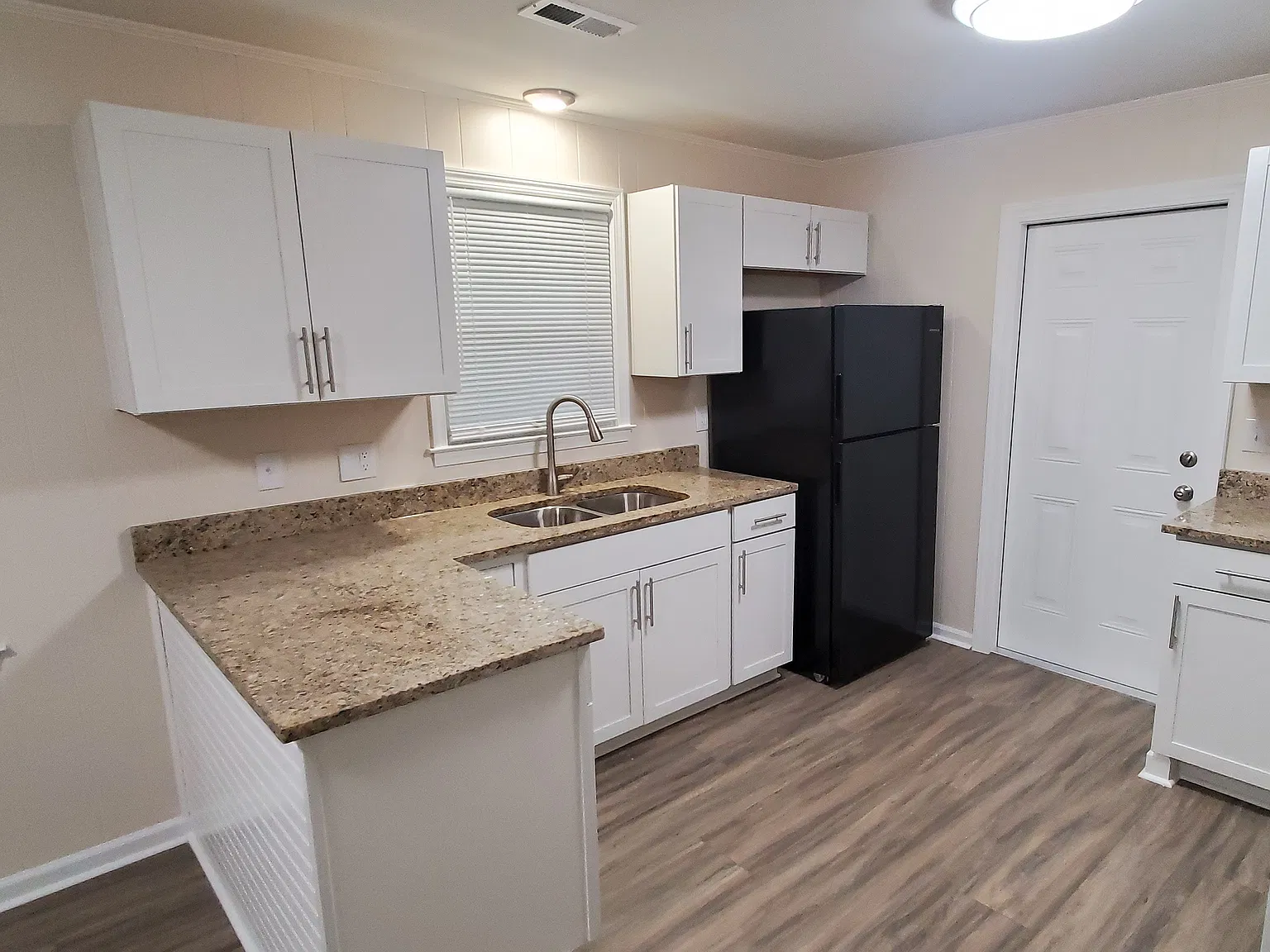 3 bed, 1008 sqft, $1,900 — Photo 3