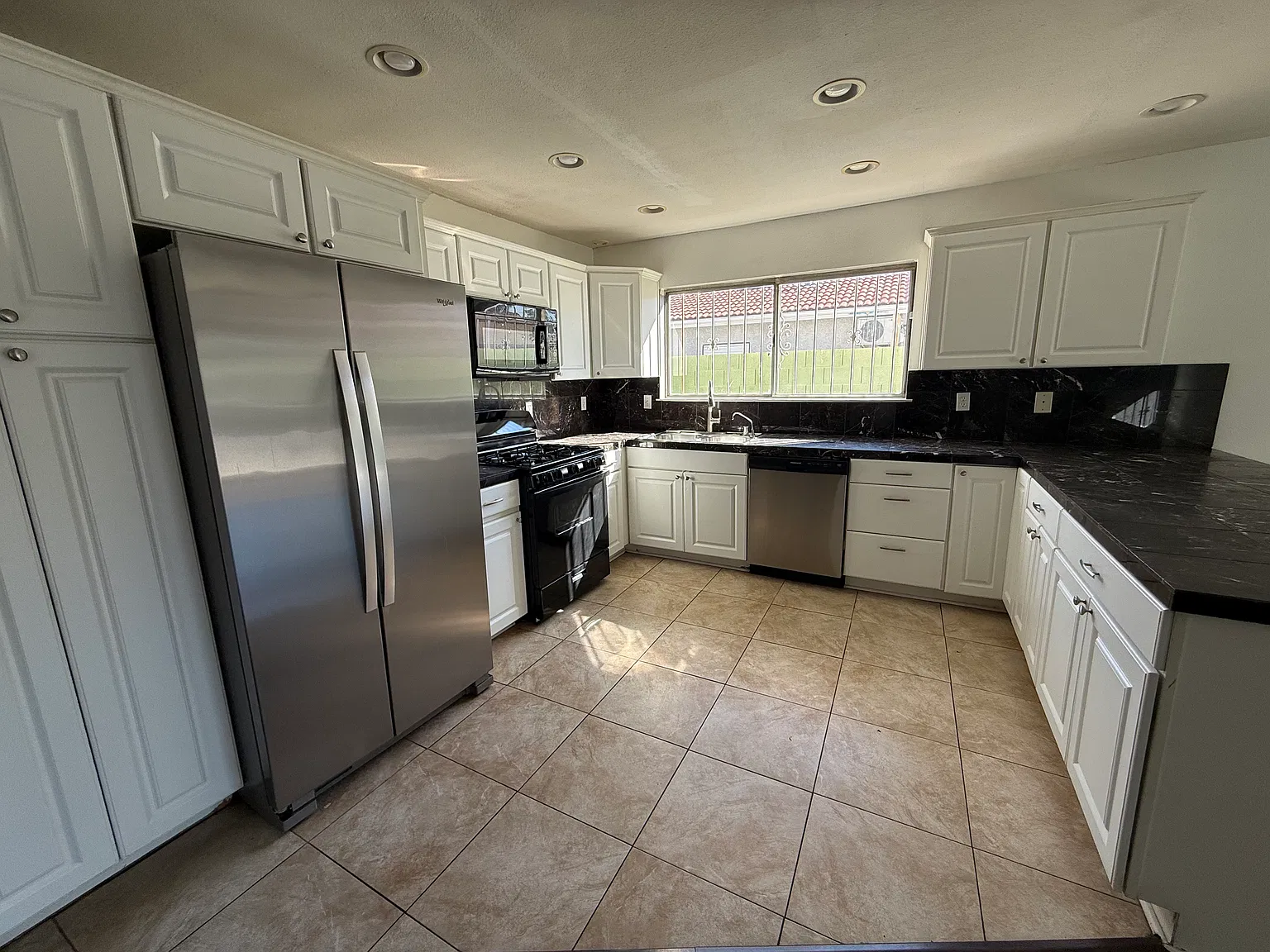 4 bed, 2366 sqft, $2,195 — Photo 4