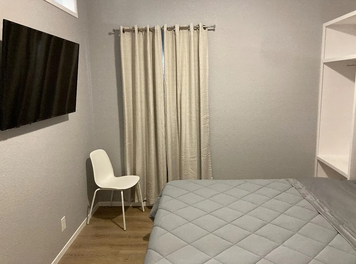 1 bed, 400 sqft, $1,250 — Photo 4