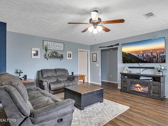 3rd image of 703 Privet Dr