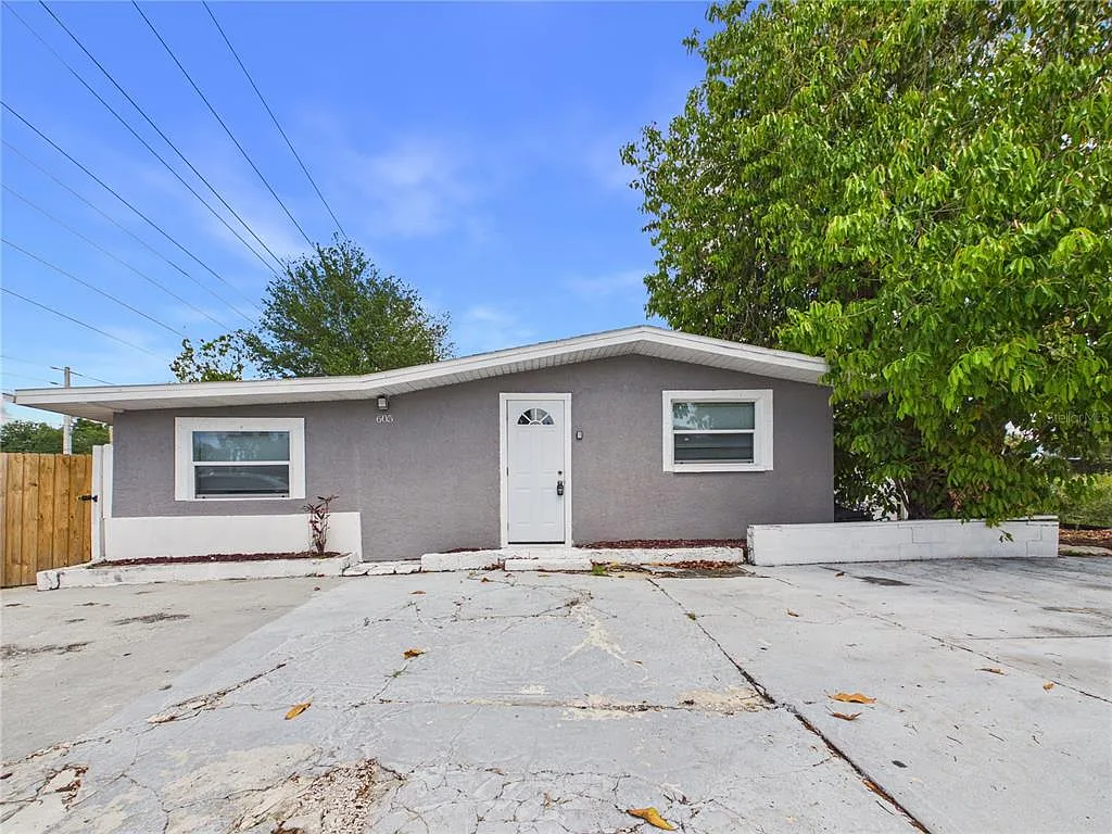 3 bed, 1.0 bath, 1290 sqft, $1,725 — Photo 2