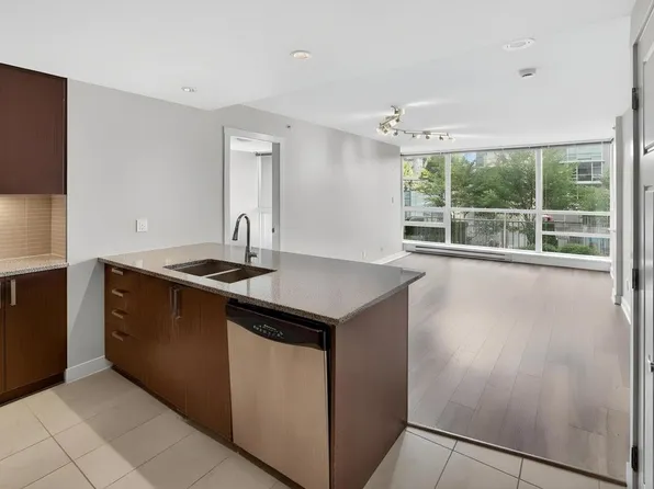 2978 Glen Dr #607, Coquitlam, BC V3B 0C3