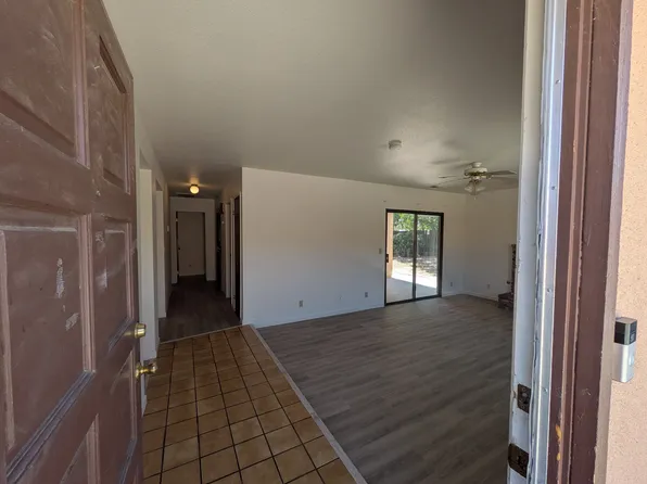 135 N Peppertree Ln, Visalia, CA 93291