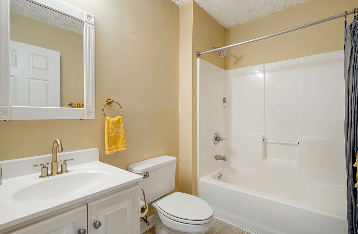 3 bed, 1100 sqft, $2,200 — Photo 1