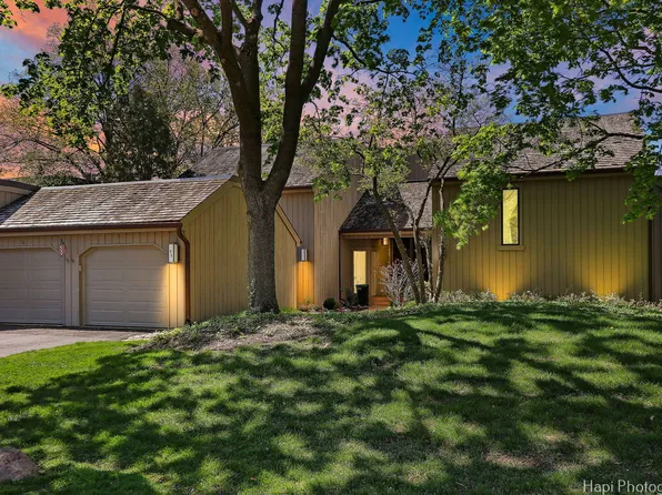 83 Thornhill Ln APT B, Lake Barrington, IL 60010