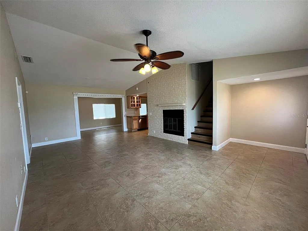 3 bed, 2.0 bath, 2048 sqft, $1,795 — Photo 4
