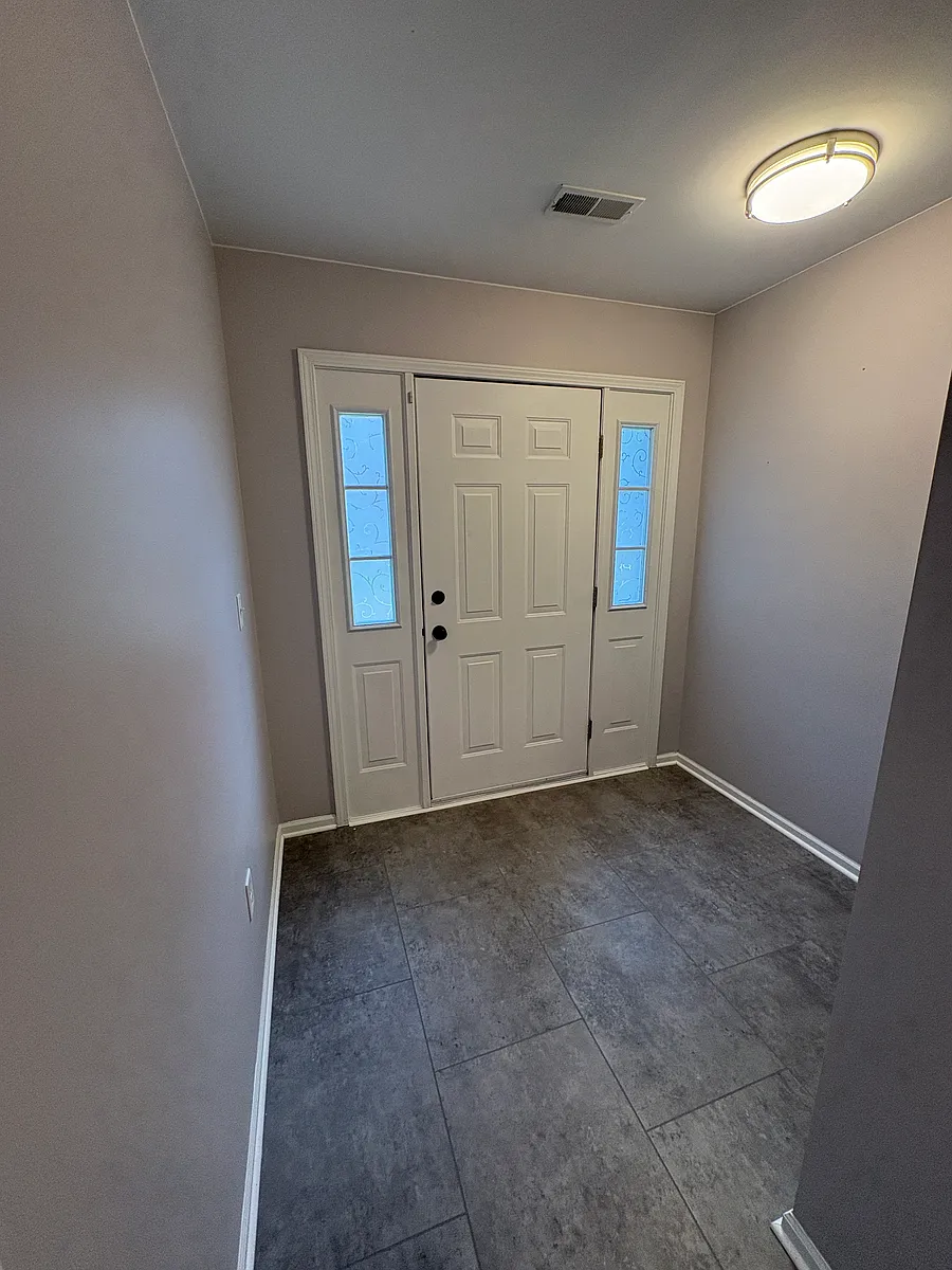 Front hall entry way - 10868 Pardee Rd