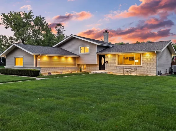 1236 Sandpiper Ln, Naperville, IL 60540