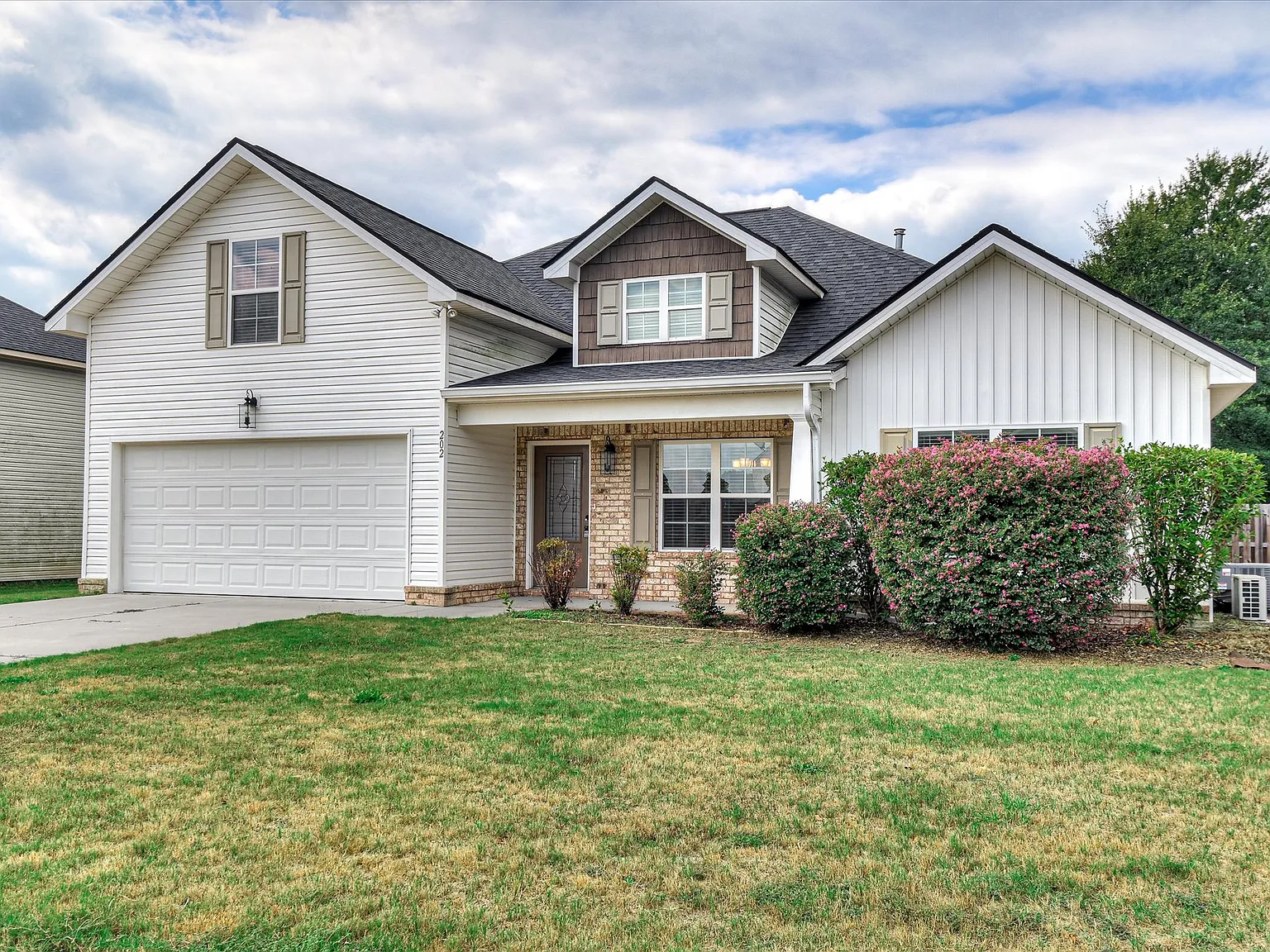 4 bed, 2024 sqft, $2,400 — Photo 3