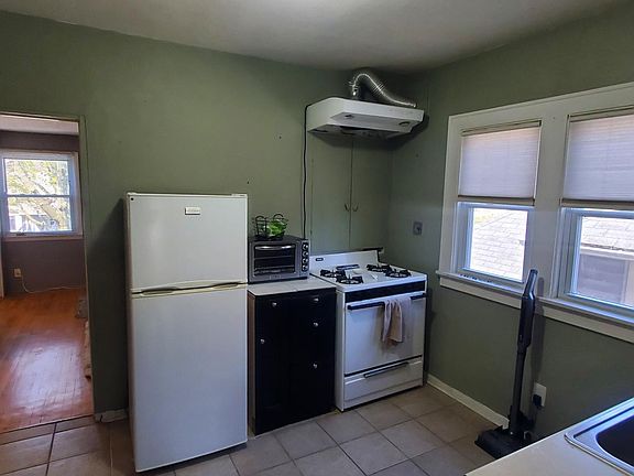 5th image of 3008 N Oakland Ave #A