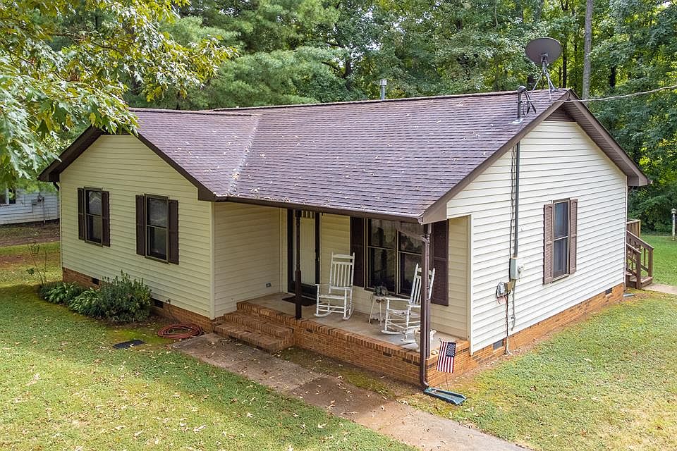 1st image of 927 W 2nd St