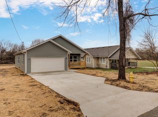 1139 N Dickerson Ave, Springfield, MO 65803