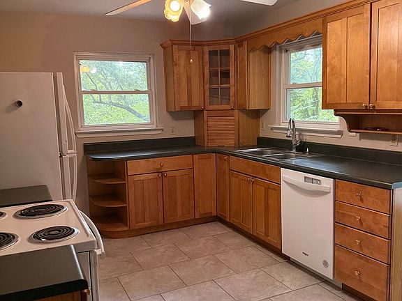 4th image of 1800 Glenroy Ave #102