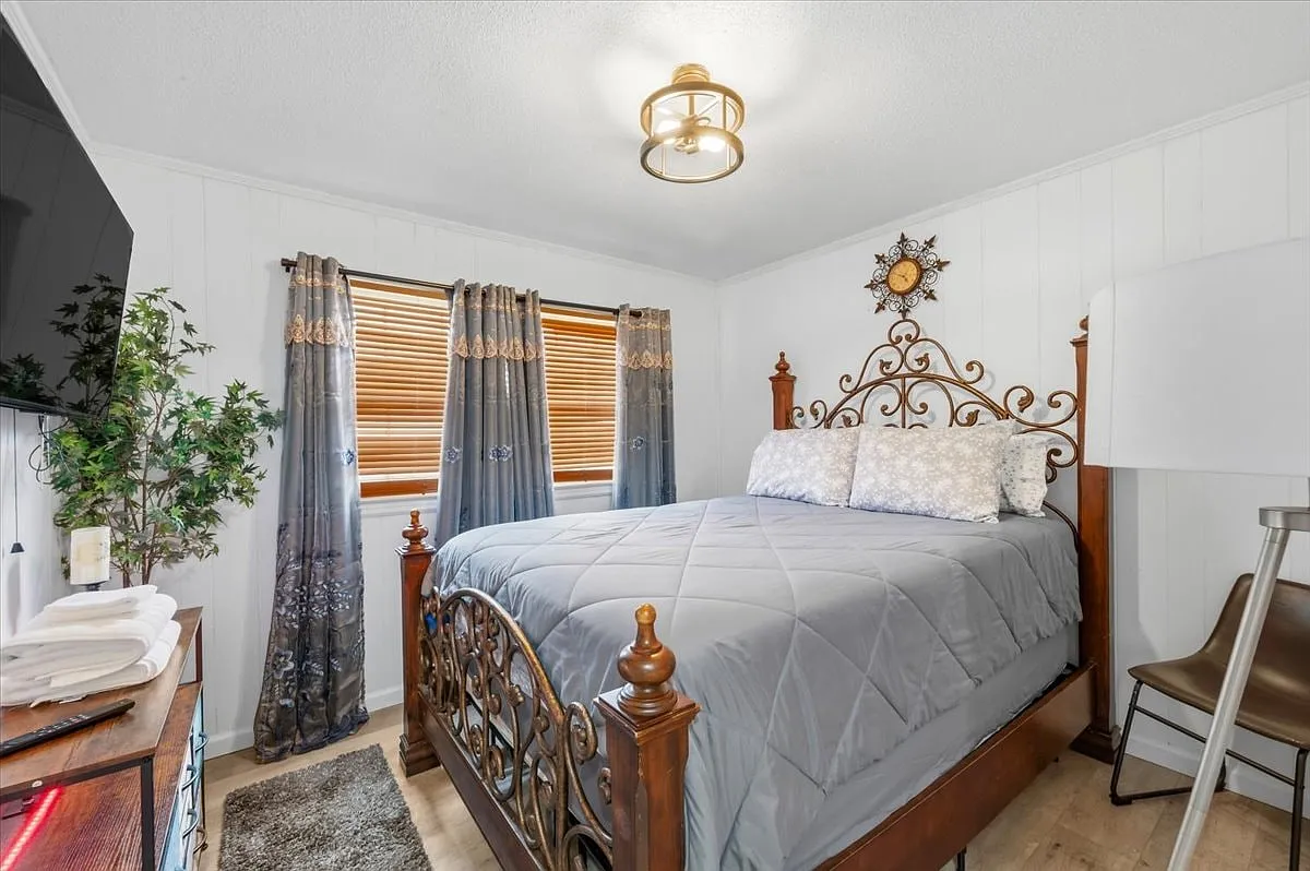 4 bed, 1947 sqft, $3,200 — Photo 2