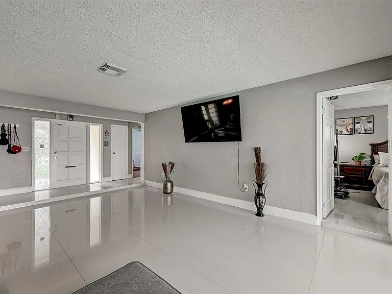 7211 NW 21st St — Photo 4