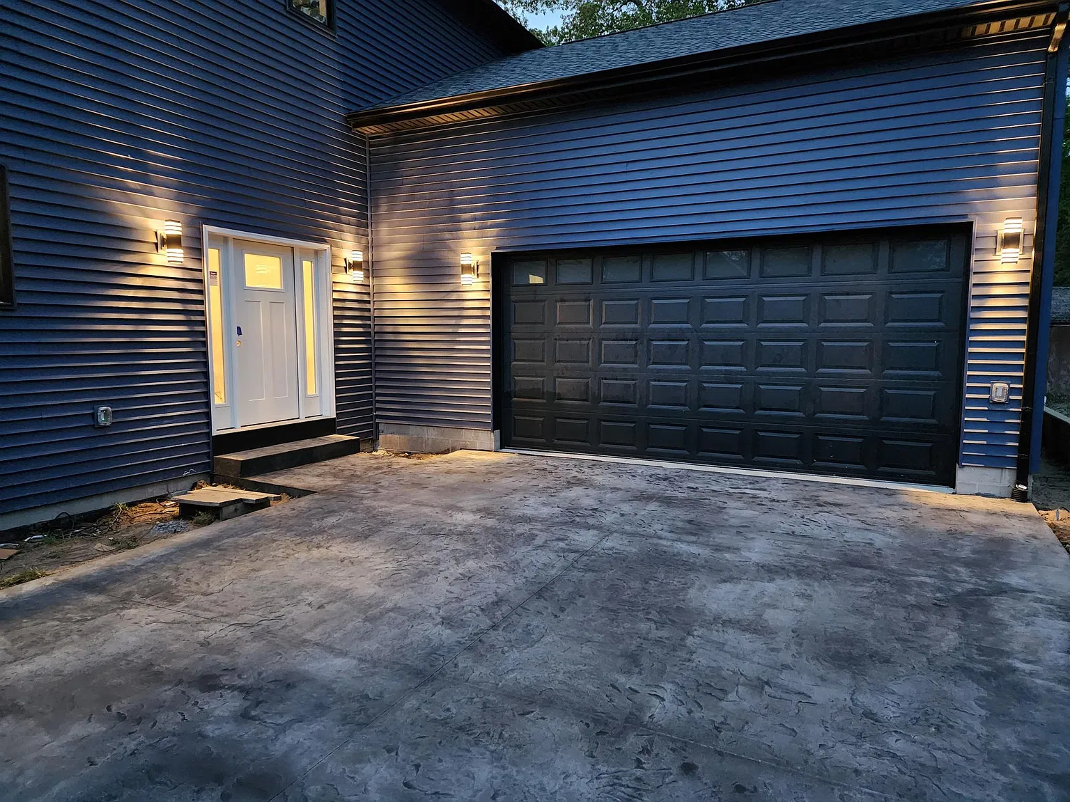 3 bed, 2.5 bath, 2700 sqft, $3,995 — Photo 3