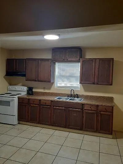 607 Quarterman St — Photo 3