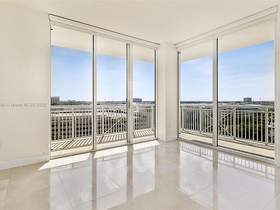 3rd image of 19501 W Country Club Dr APT 1009