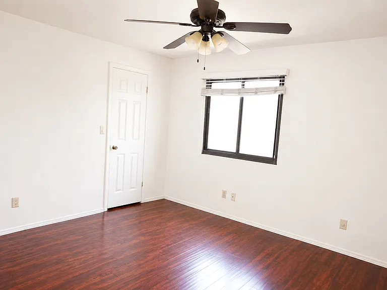 426 E Susan Ln — Photo 32