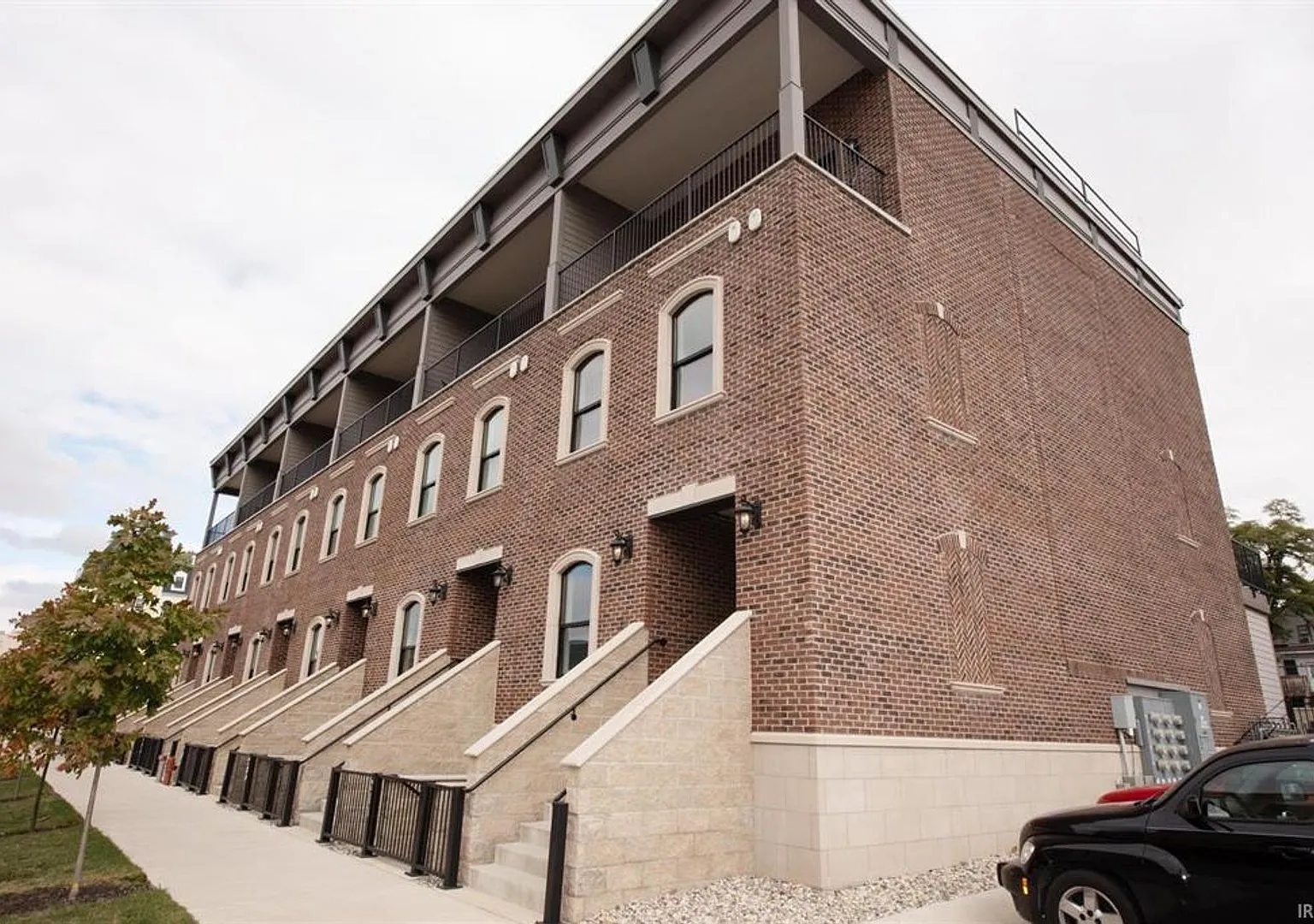 Brownstone Condominiums — Photo 4