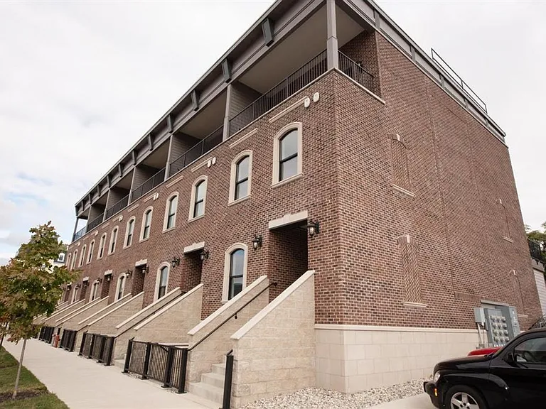 Brownstone Condominiums — Photo 22
