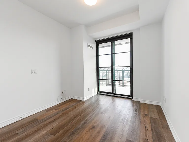 571 Prince Edward Dr N — Photo 2