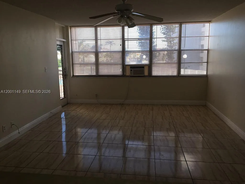 Building Photo - 2025 NE 164th St #205