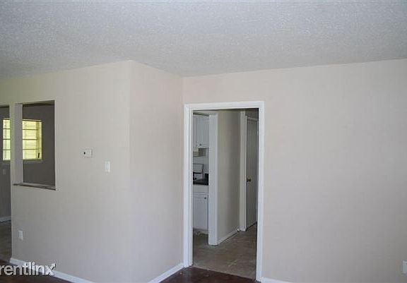 3rd image of 804 Augustine Dr