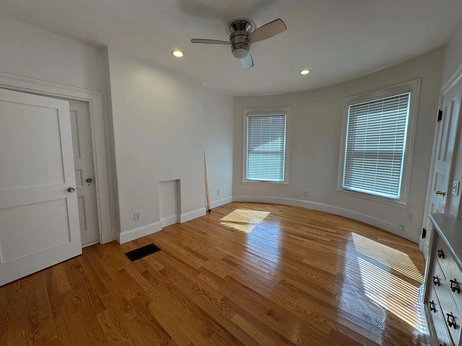 3 bed, $1,000 — Photo 3