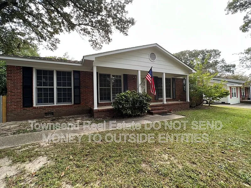 3 bed, 2.0 bath, 1350 sqft, $1,395 — Photo 1
