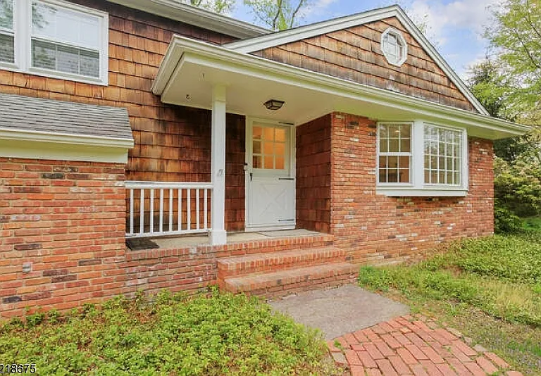18 Skyline Dr — Photo 1