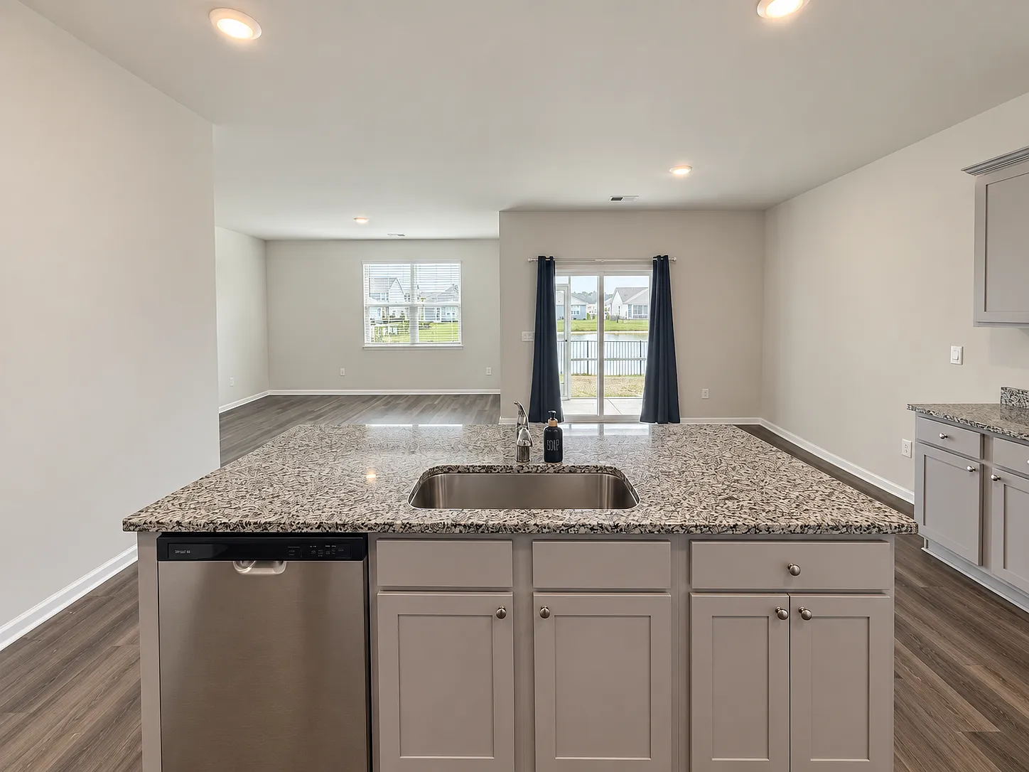 4 bed, 1774 sqft, $2,400 — Photo 3