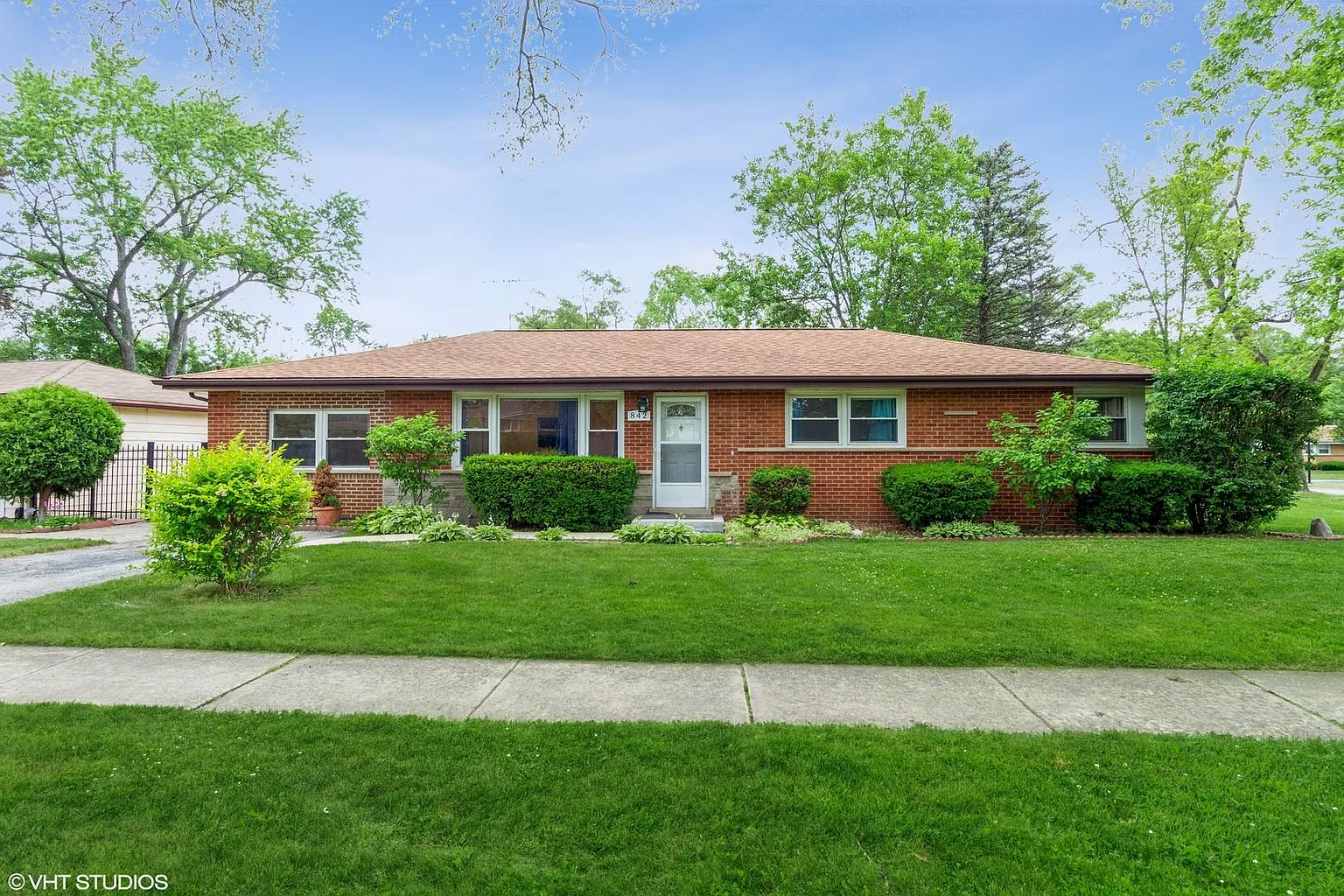 842 E Lilly Ln photo 1