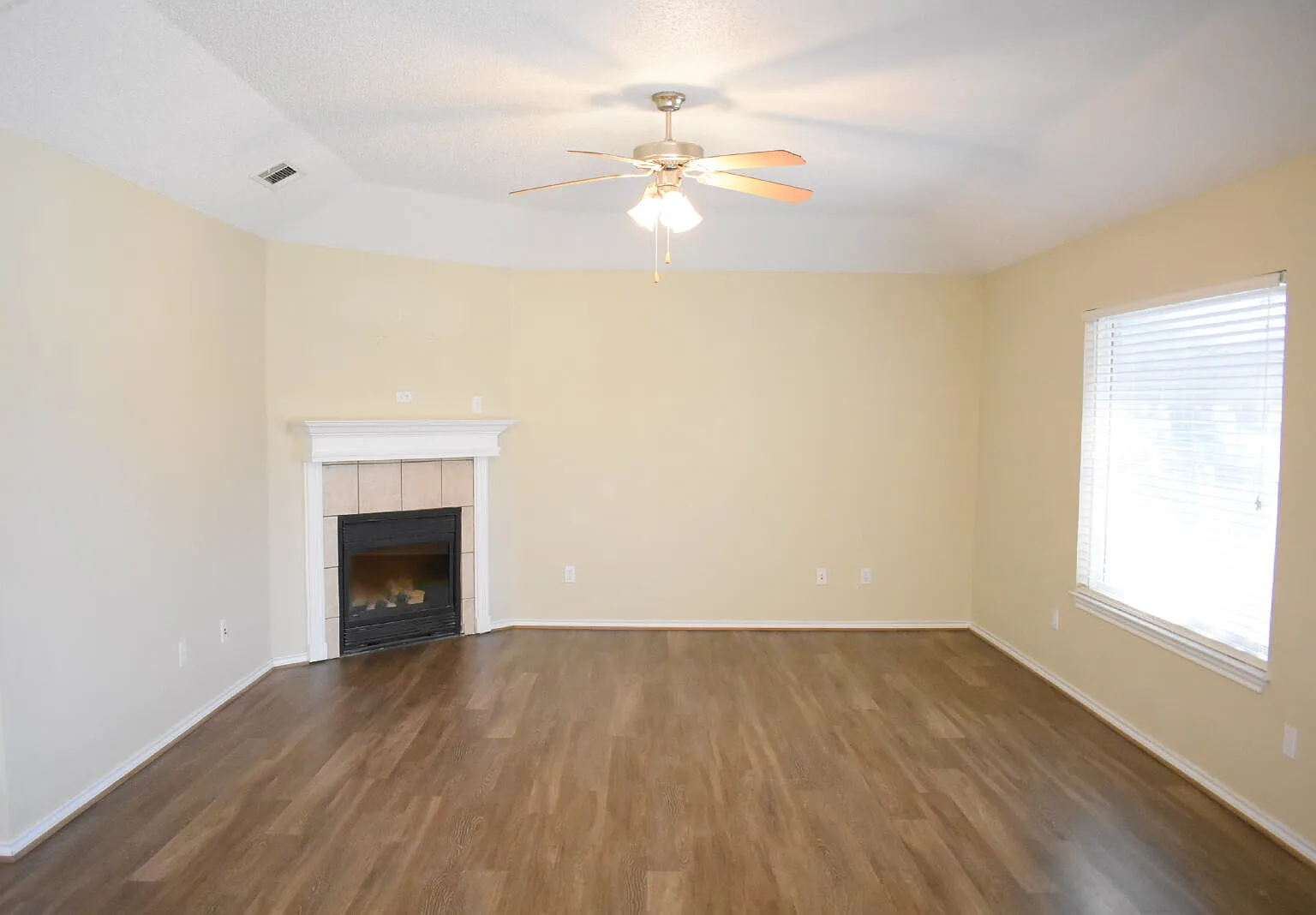 2 bed, 2.0 bath, 1794 sqft, $1,600 — Photo 2